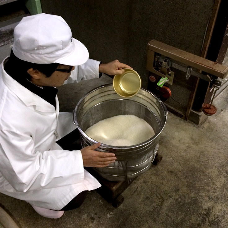 鶴齢（かくれい） 青木酒造　佐野吾郎　洗米　計量
