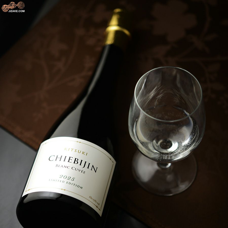 ちえびじん　KITSUKI BLANC CUVEE CHIEBIJIN(キツキ・ブラン・キュベ・チエビジン)　2023　ワイングラスで牡蠣と楽しむ